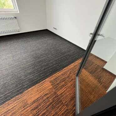 Pokládka kobercových čtverců a vynilu na schody