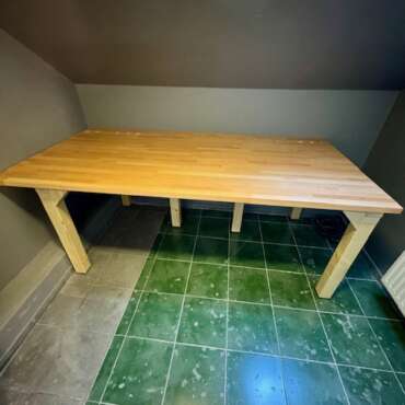 24.3.2025 Stůl do střižny na FAMU