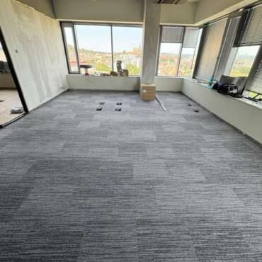 26.5.2025 Pokládka zátěžového koberce a dřevěné podlahy