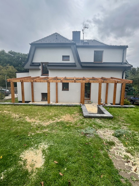 Fotografie. Dřevěná pergola na míru