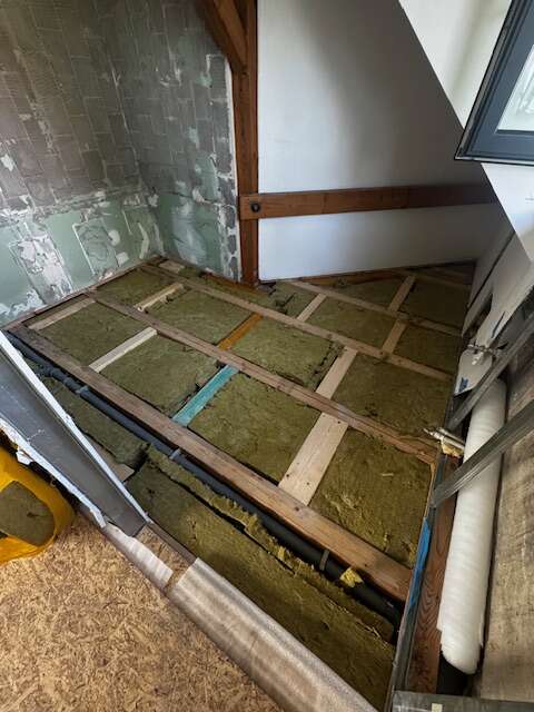 Dřevěný rám vycpaný vatou