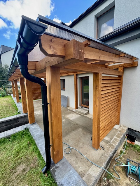 Fotografie: Pohled na elegantní dřevěnou konstrukci i s okapem