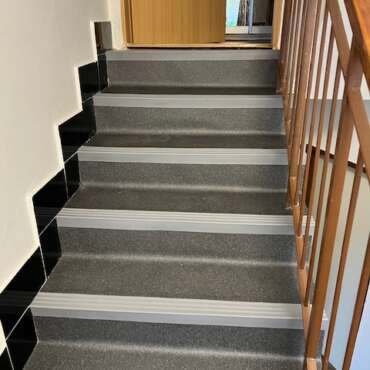 5.5.2025 Schodiště z lepeneho vinylu Praha – Suchdol