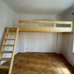 Dřevěné patro na spaní v Holešovicích