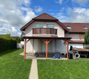 Fotografie: stavba pergoly ke stěně domu - Vše ze dřeva s.r.o.