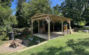 Fotografie: samostatně stojící pergola v zahradě