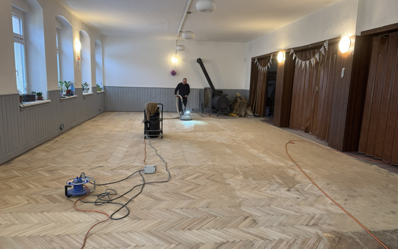 Fotografie: Broušení parket před finální úpravou