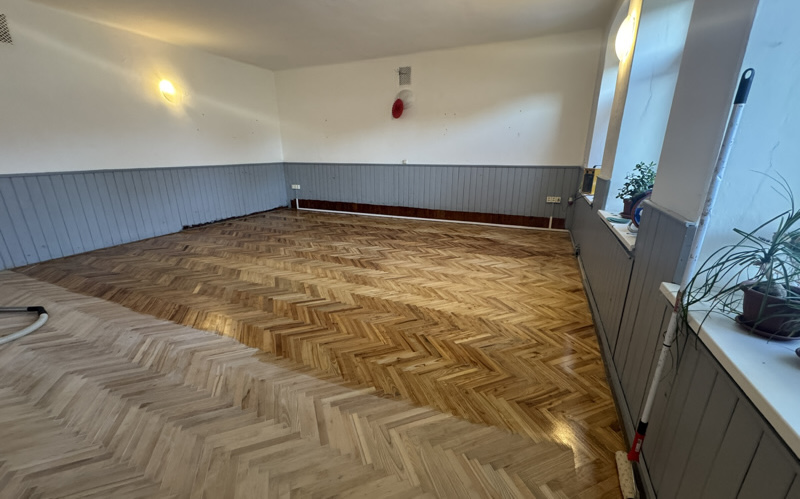 Fotografie: Detail kresby dřeva po renovaci