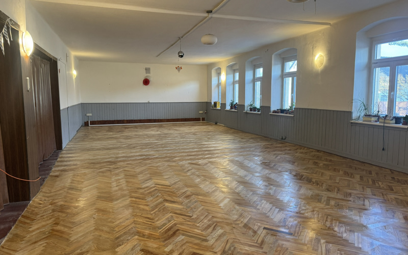 Fotografie: Obnovená parketová podlaha po lakování