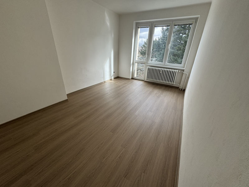 Fotografie: Pokládka klikacího vinylu v průběhu realizace