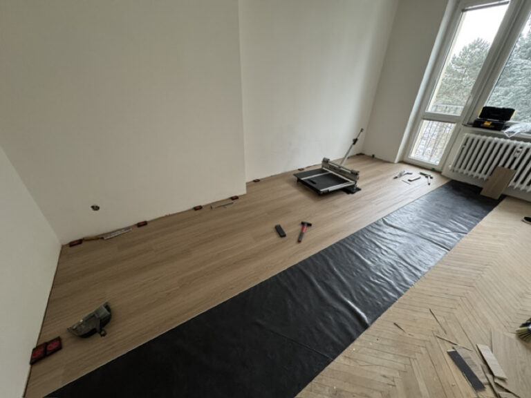 Fotografie: Příprava podkladu před pokládkou