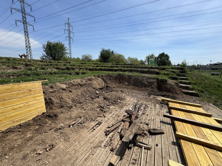 Fotografie: Montáž nové palisády v plném proudu