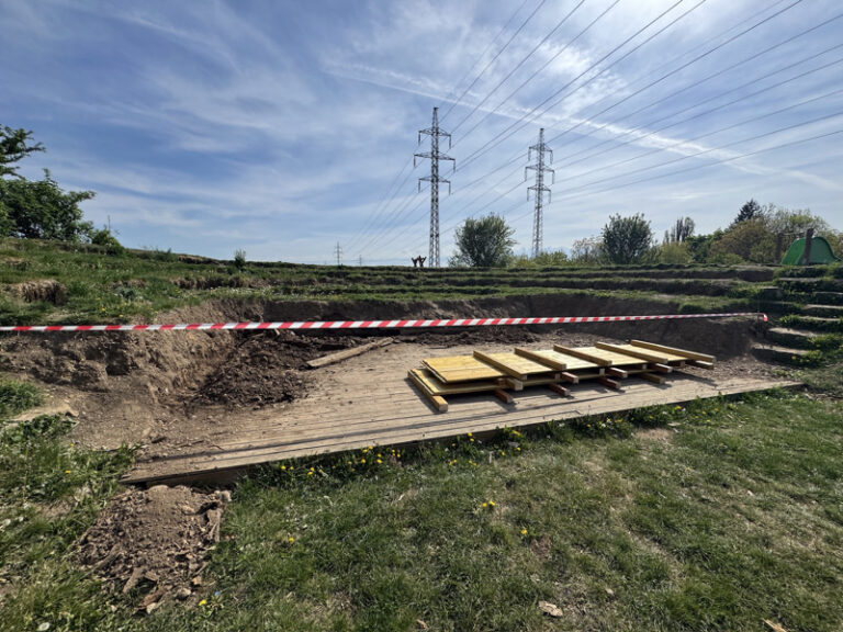Fotografie: Zahájení prací, odkopávání svahu
